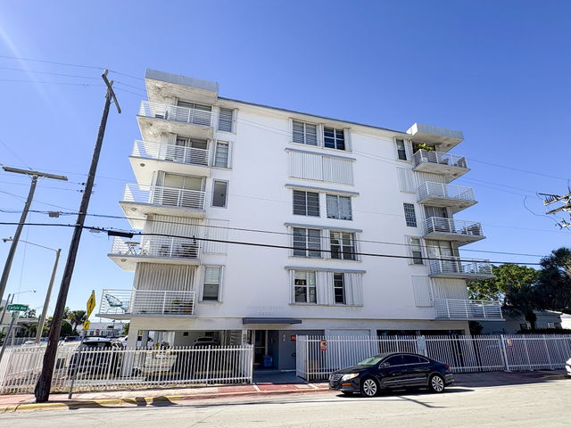 Carlyle Towers Condo photo 2